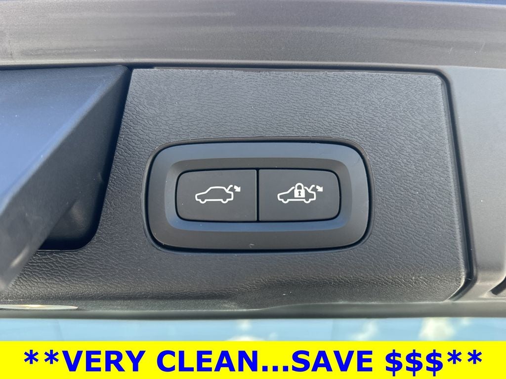 2023 Volvo XC60 B5 Plus Dark Theme