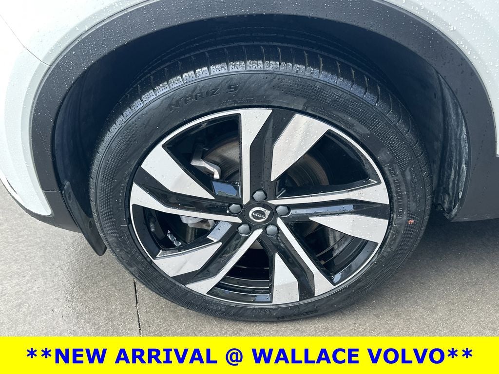 2023 Volvo XC40 B5 Plus Bright Theme