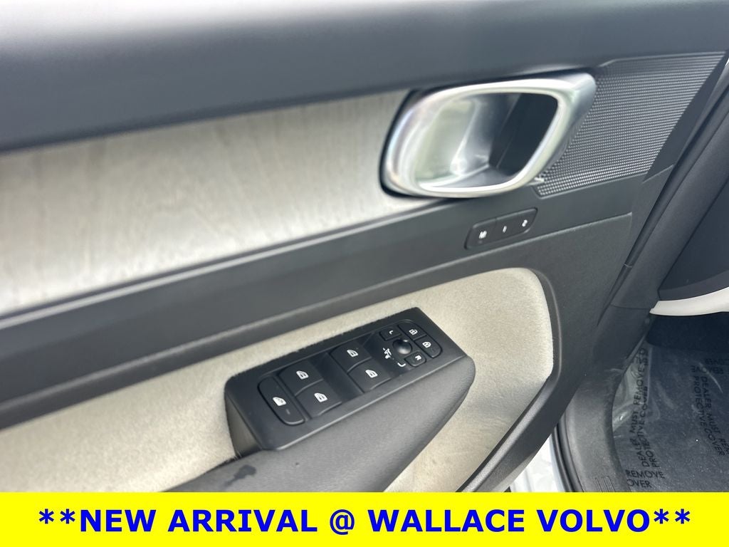 2023 Volvo XC40 B5 Plus Bright Theme