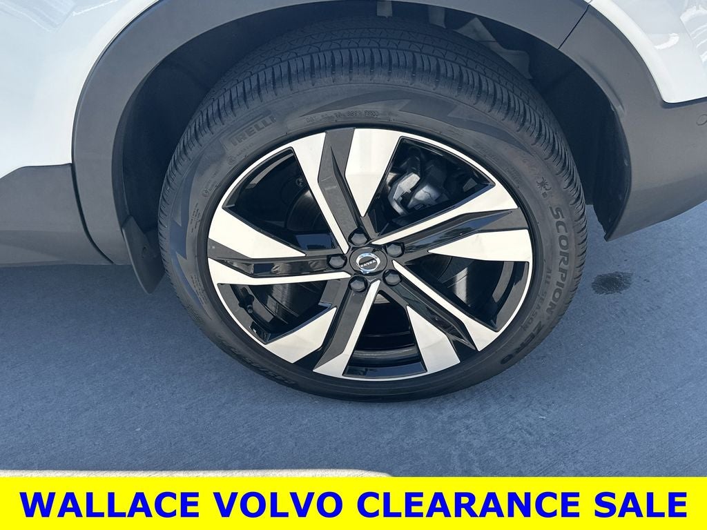 2023 Volvo XC40 B5 Plus Bright Theme