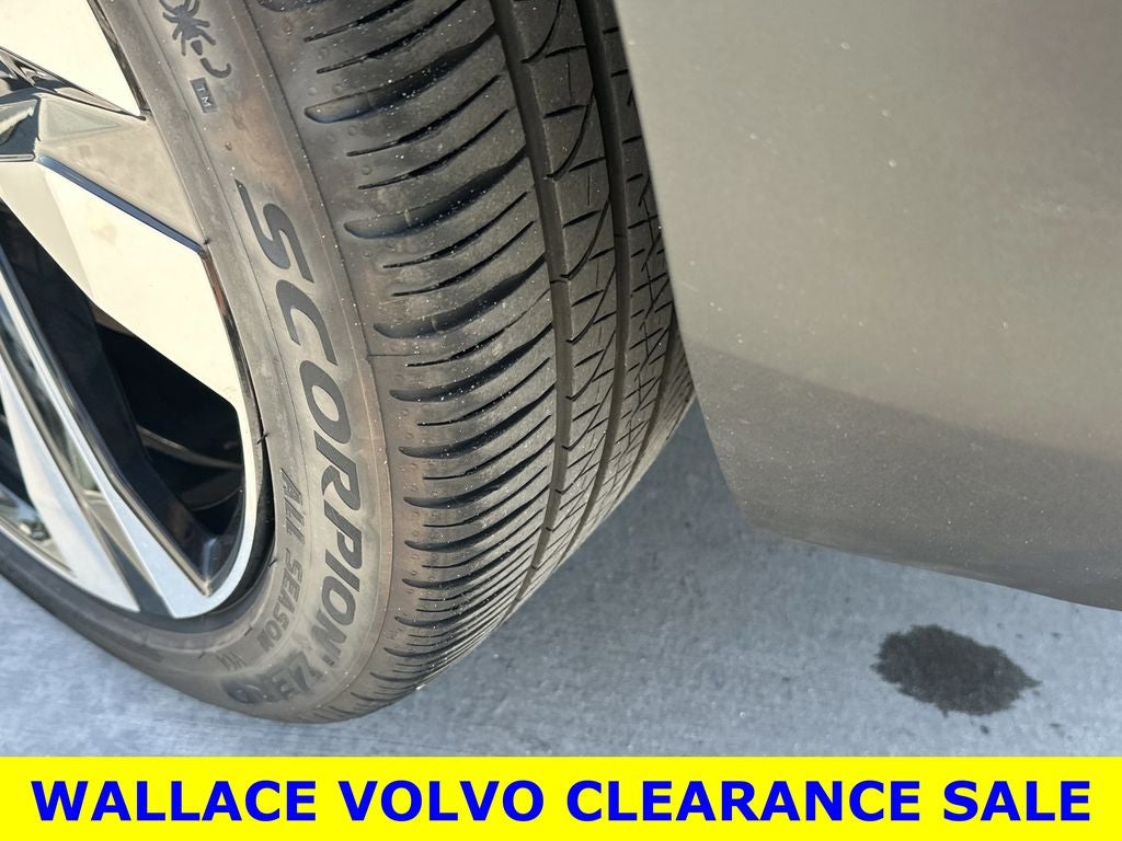 2023 Volvo XC40 B5 Plus Bright Theme