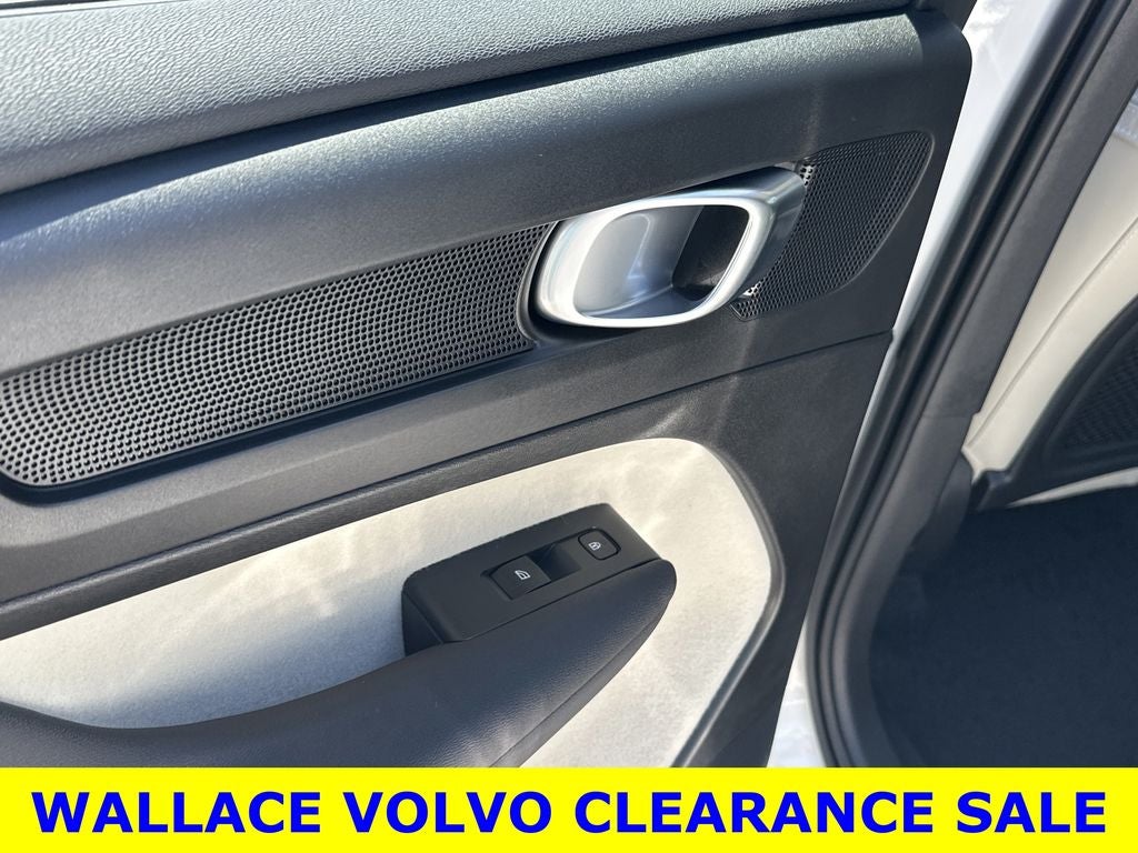 2023 Volvo XC40 B5 Plus Bright Theme