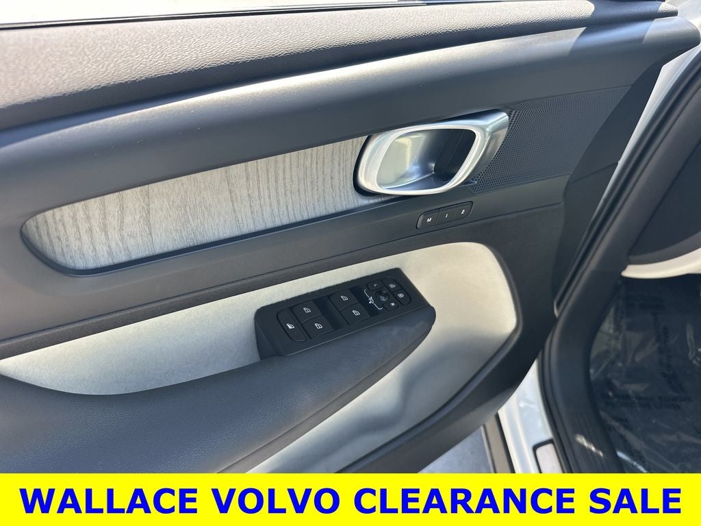 2023 Volvo XC40 B5 Plus Bright Theme