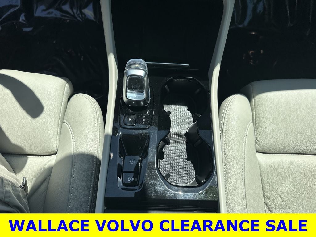 2023 Volvo XC40 B5 Plus Bright Theme