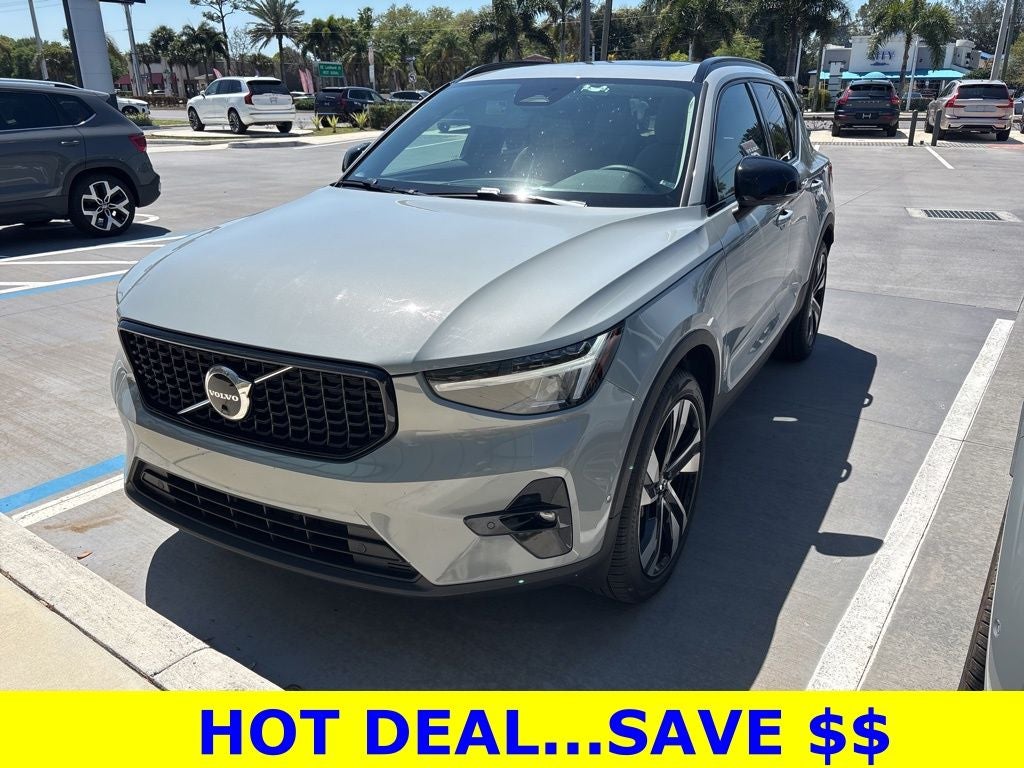 2024 Volvo XC40 B5 Plus Dark Theme