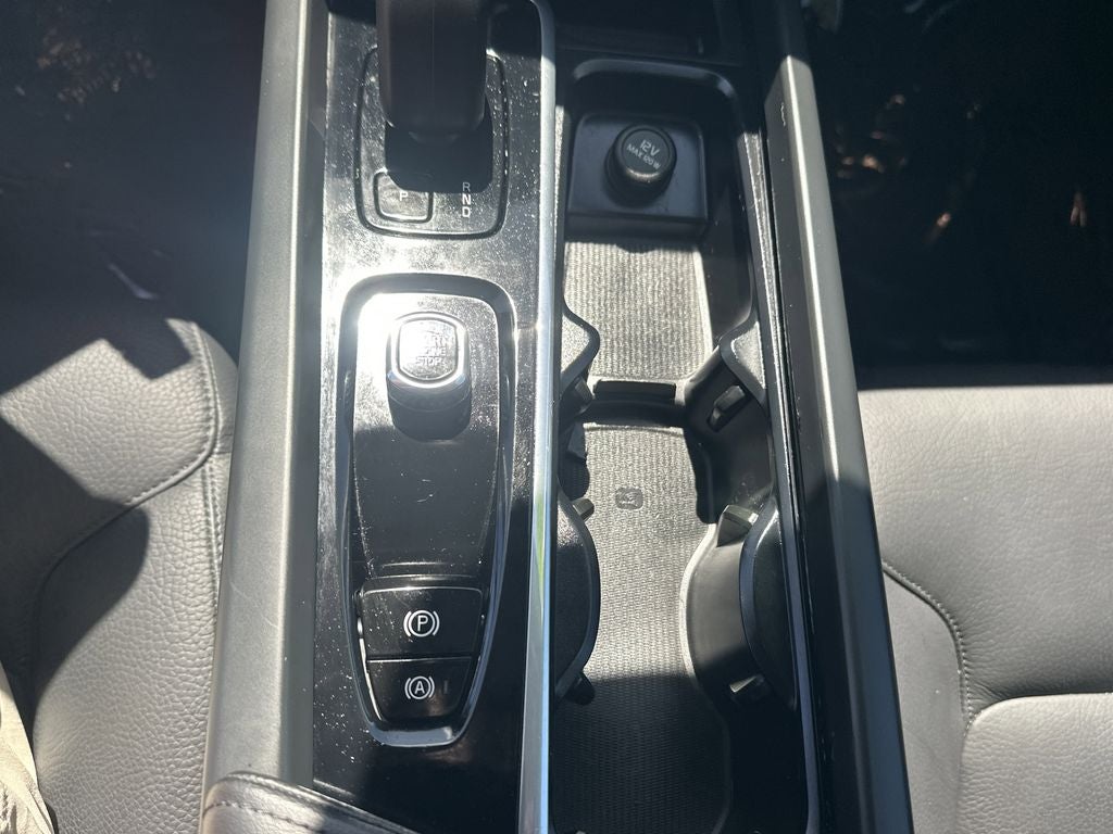 2023 Volvo XC60 B5 Plus Dark Theme